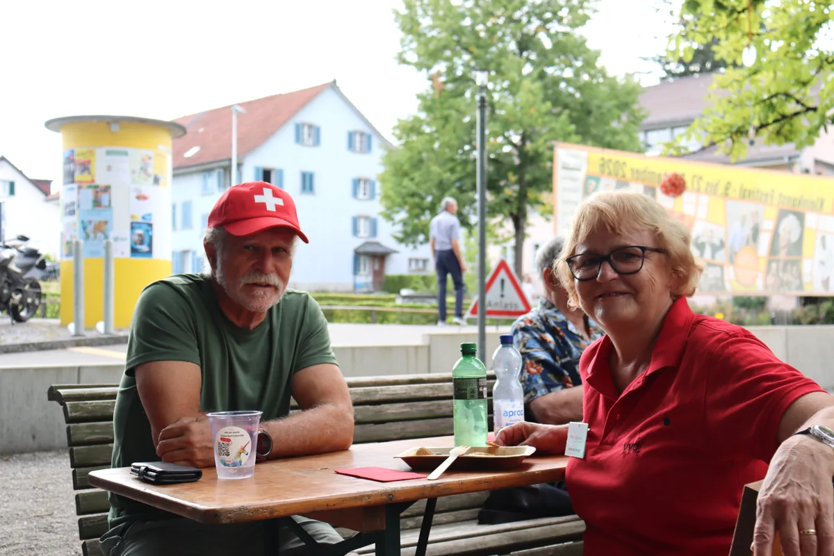 Zwei Menschen, die an einem Festbank sitzen